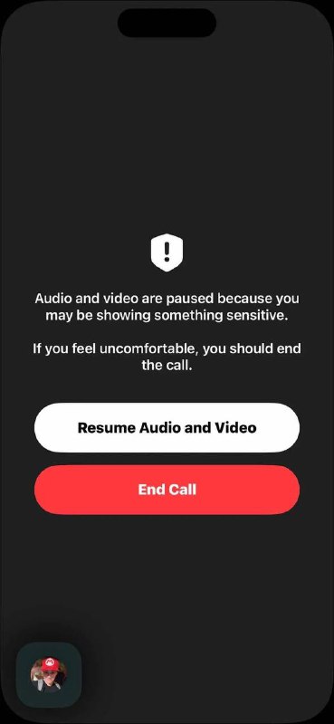 iPhone 会自动屏蔽裸露视频内容！据用 iDeviceHelp 户反馈，在 iOS 26 系统中，使用苹果自带的 FaceTime 视频通话期间，如果出现了脱掉了衣服的情况，视频通话会被系统强制暂停