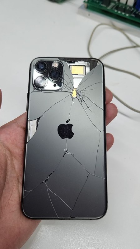 11P摔了一下，开不开机了😢